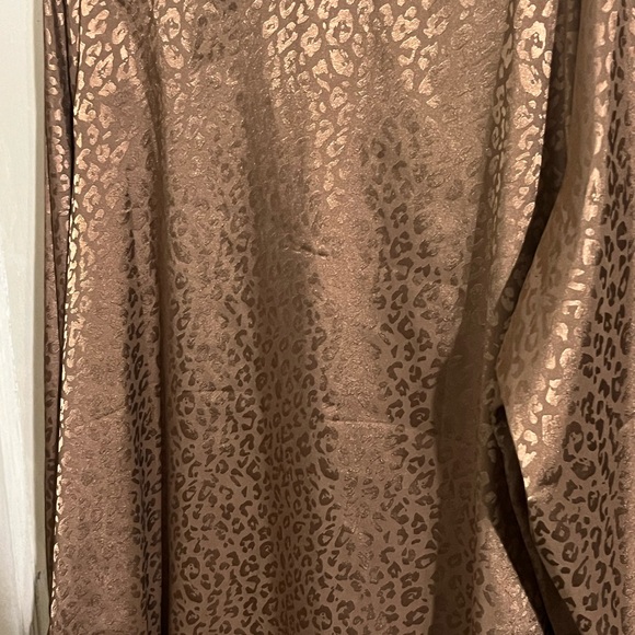 Woman’s Leopard print blouse, 2x - Picture 2 of 2